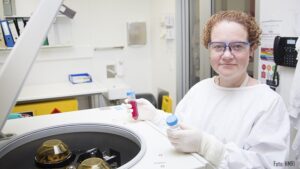 Prof. Nikola Bowden in laboratorio Prof. Nikola Bowden in laboratorio