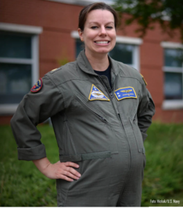 Il tenente della riserva dell'Aviazione della Marina statunitense J. Nordan indossa il prototipo della tuta da volo per donne in gravidanza