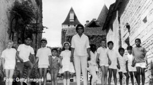 Baker con la sua tribù Arcobaleno a Milande